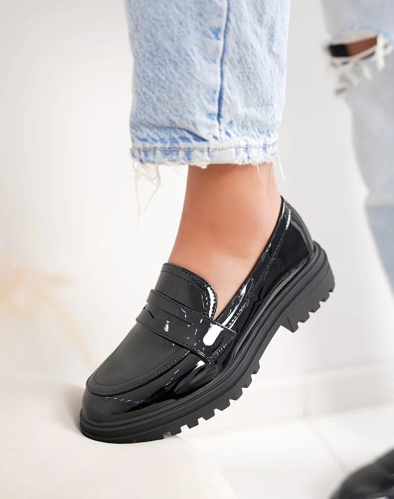 Mocassins femme noirs vernis élégants à semelle crantée épaisse