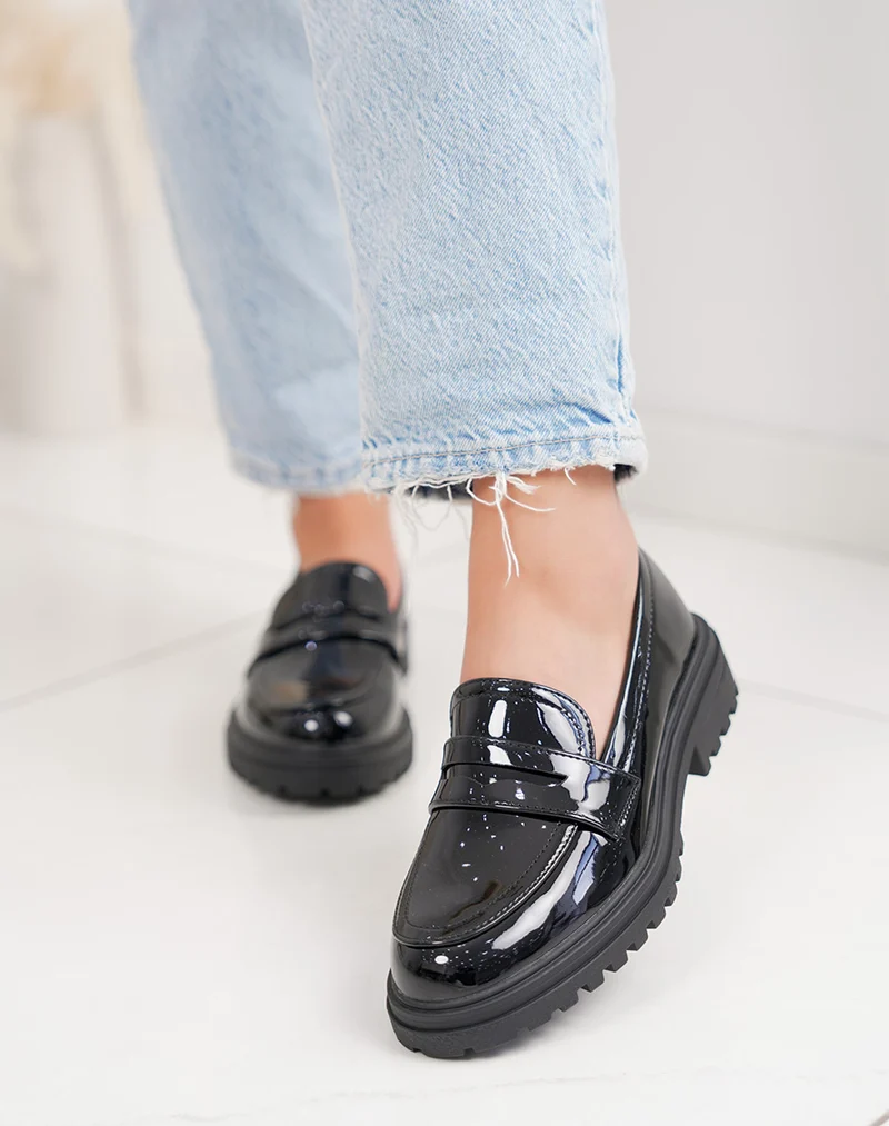 Mocassins femme noirs vernis élégants à semelle crantée épaisse