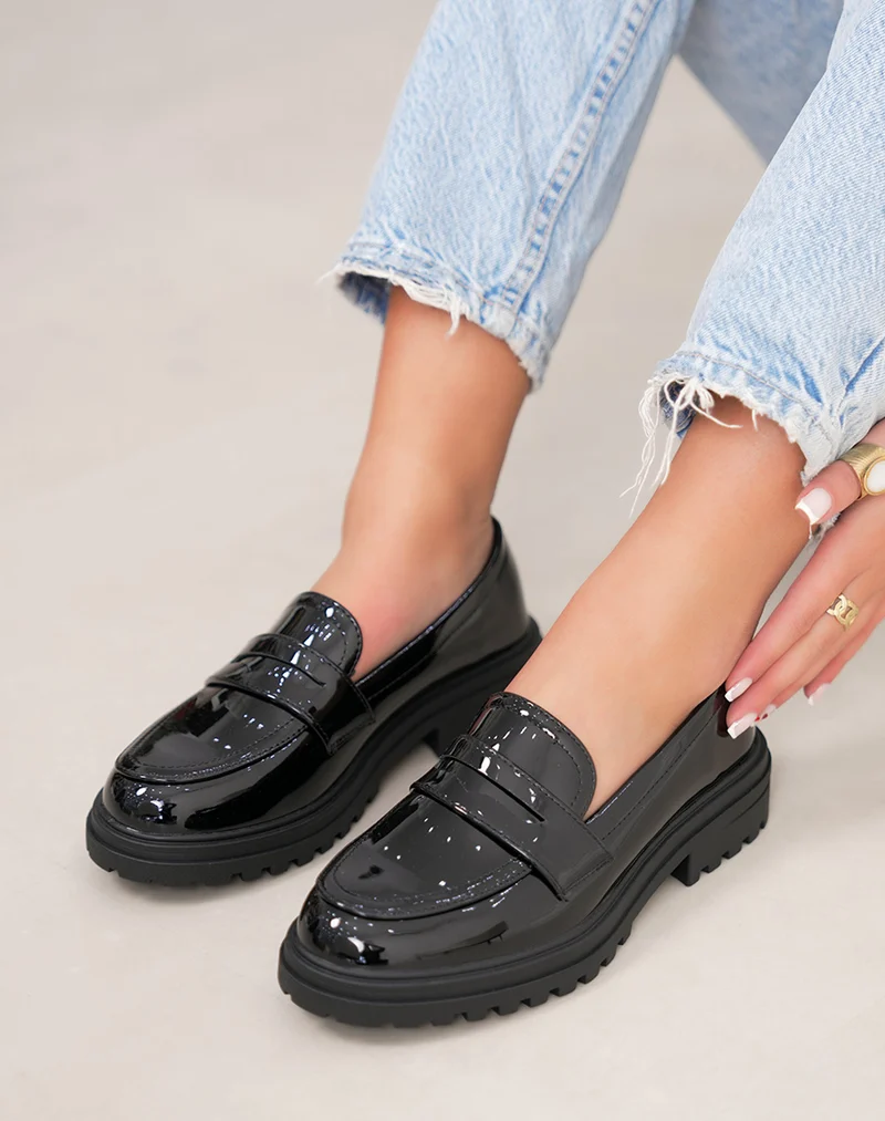 Mocassins femme noirs vernis élégants à semelle crantée épaisse