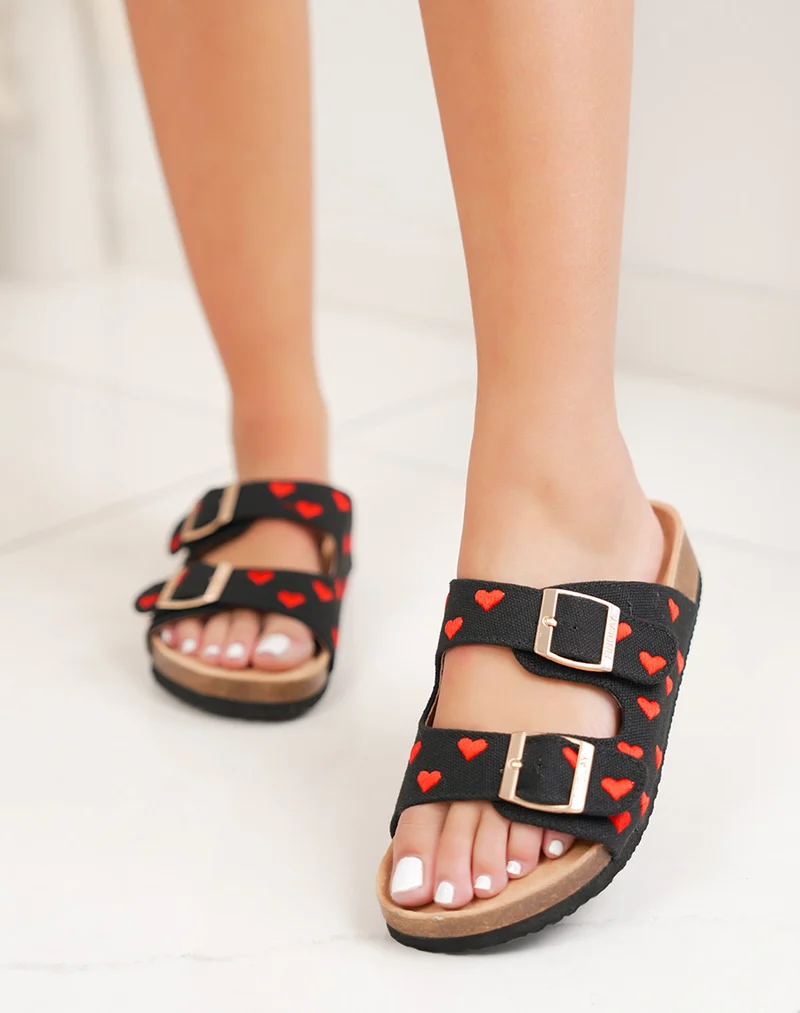 Mule femme noire tendance à petits cœurs rouges et double boucle dorée