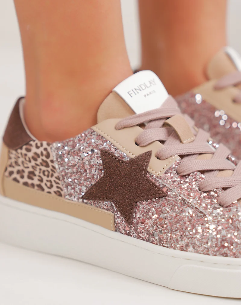 Basket femme champagne élégante à paillettes avec étoile marron foncé et détail léopard