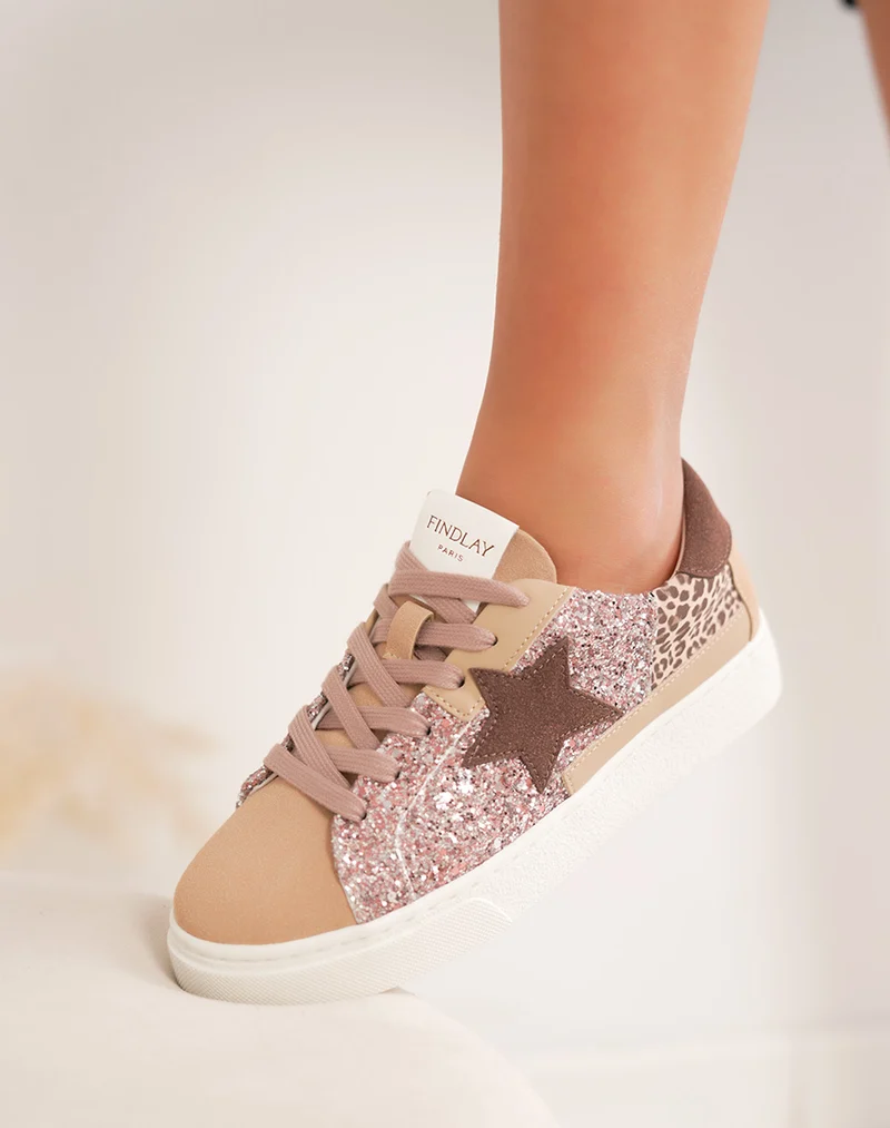 Basket femme champagne élégante à paillettes avec étoile marron foncé et détail léopard