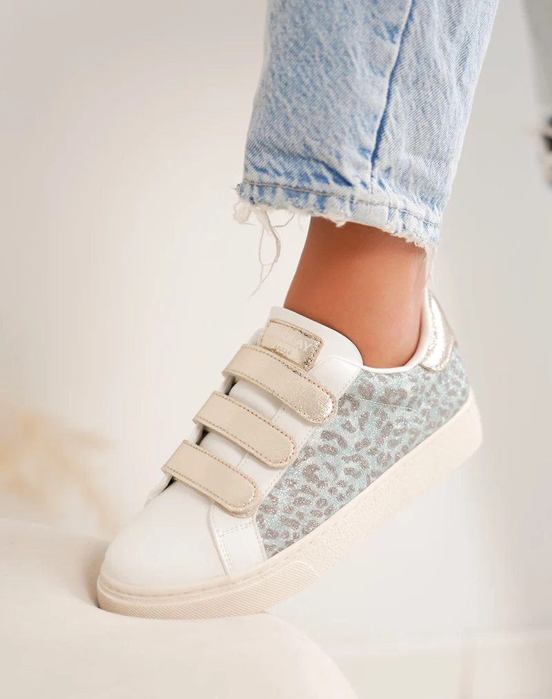 Basket femme blanche tendance à scratch doré et imprimé léopard bleu brillant