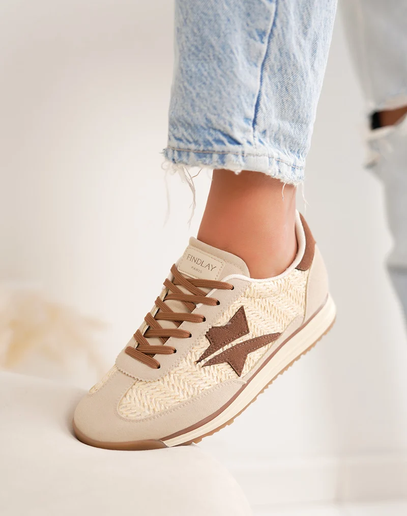 Basket femme beige tendance en osier avec empiècements marron style naturel chic