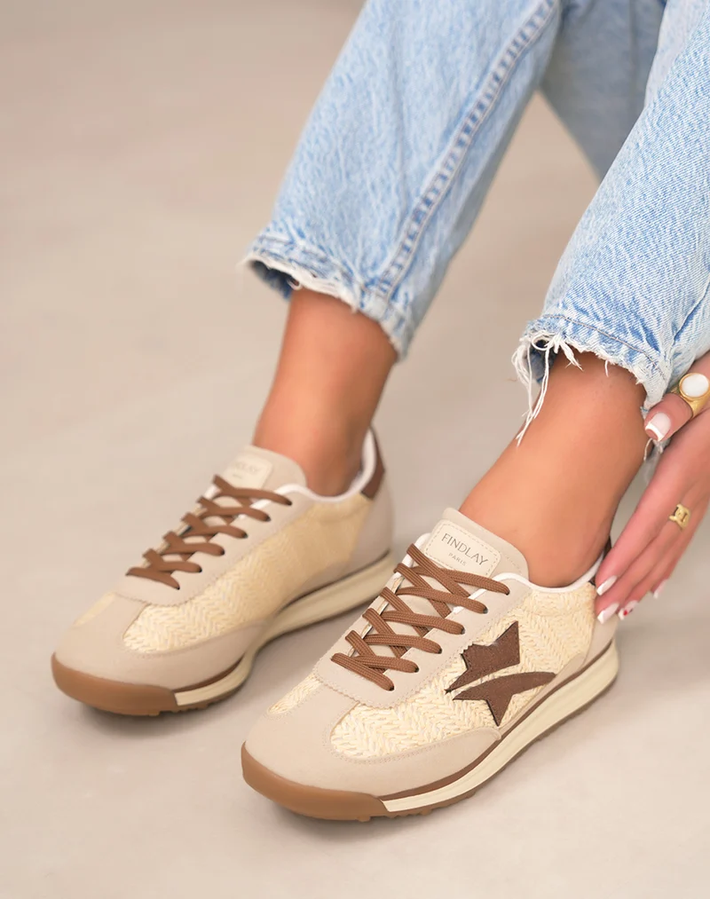 Basket femme beige tendance en osier avec empiècements marron style naturel chic