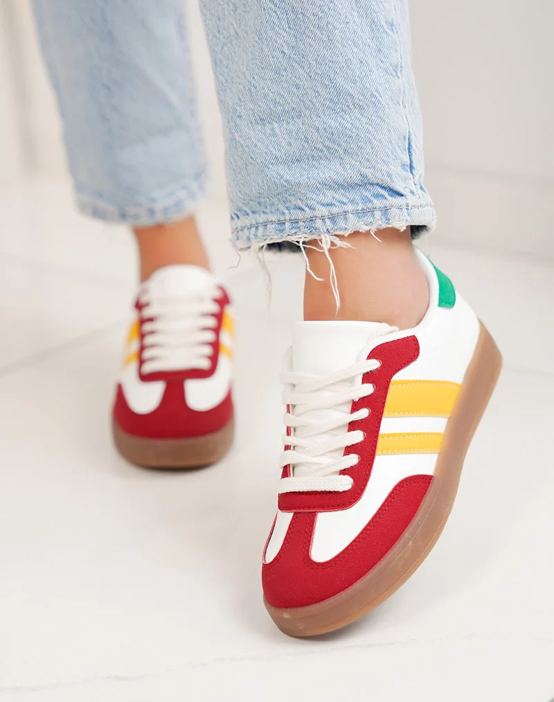 Basket femme blanche tendance à empiècements bordeaux, jaune et vert style rétro
