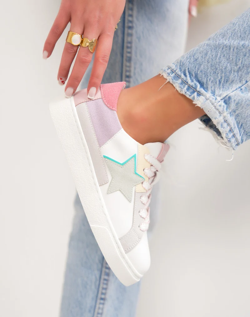 Basket femme blanche tendance pastel à empiècements colorés avec lacets rose et blanc