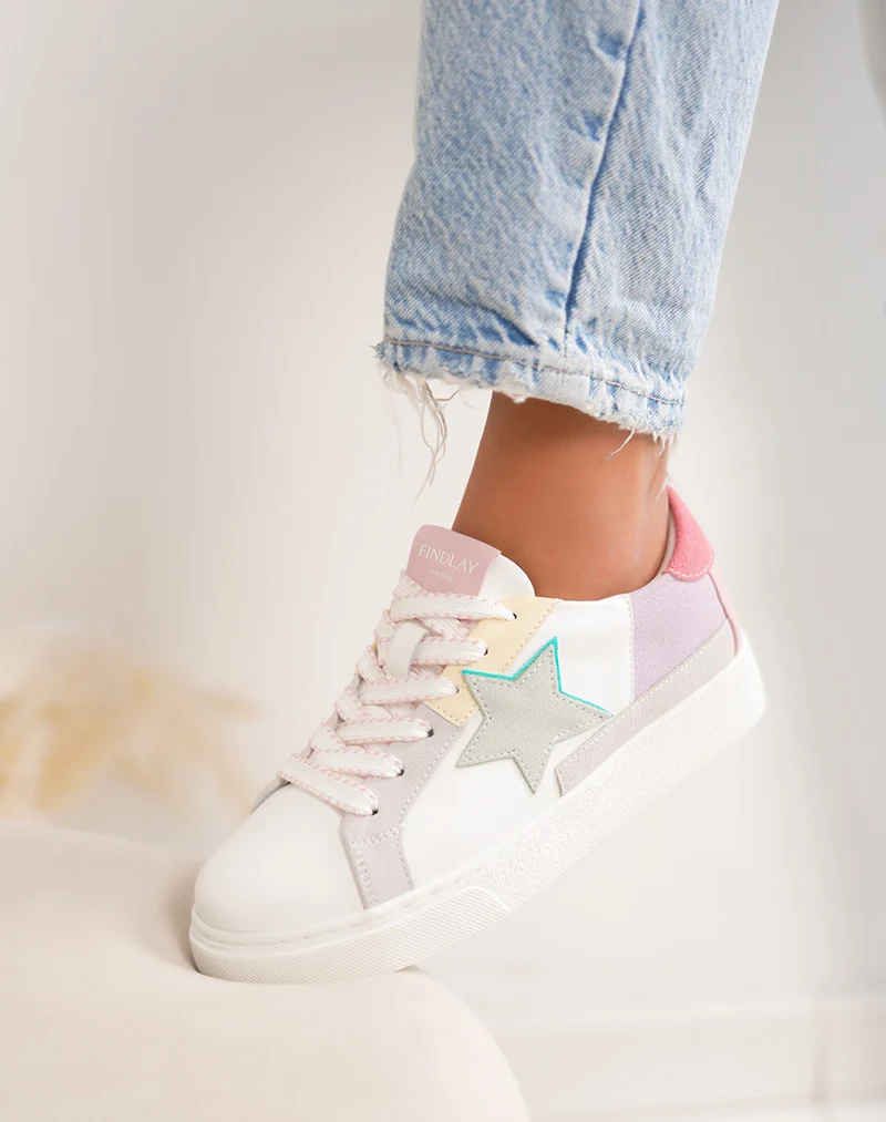Basket femme blanche tendance pastel à empiècements colorés avec lacets rose et blanc