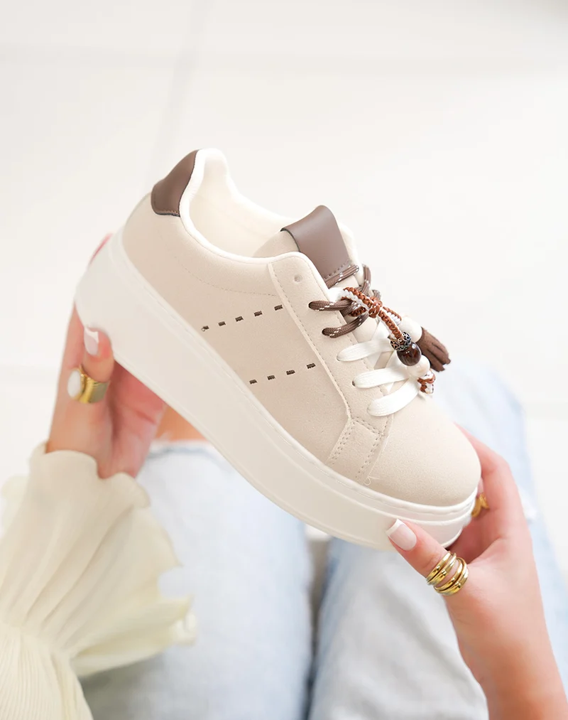 Basket femme beige tendance en suédine à plateforme avec pompon décoratif