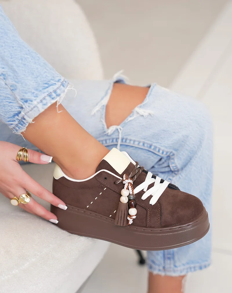 Basket femme marron tendance en suédine à plateforme avec pompon décoratif