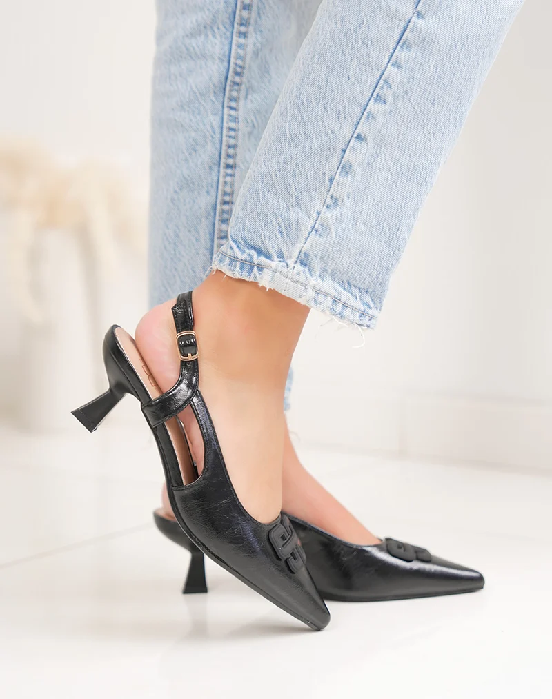 Escarpins femme noirs élégants à petit talon avec fine lanière ajustable