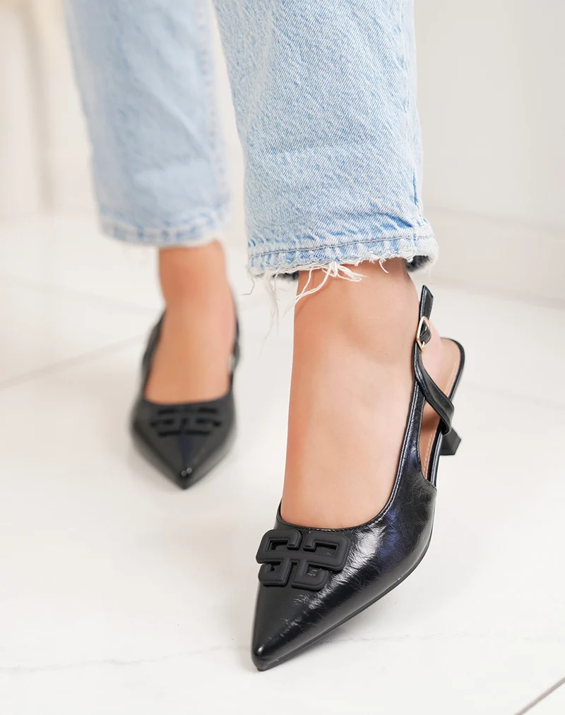 Escarpins femme noirs élégants à petit talon avec fine lanière ajustable