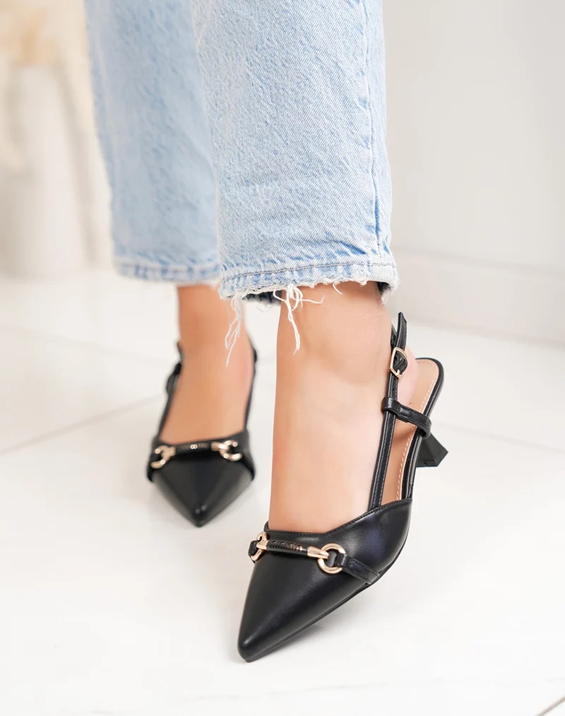 Escarpins femme noirs élégants à petit talon avec bijou doré et lanière ajustable