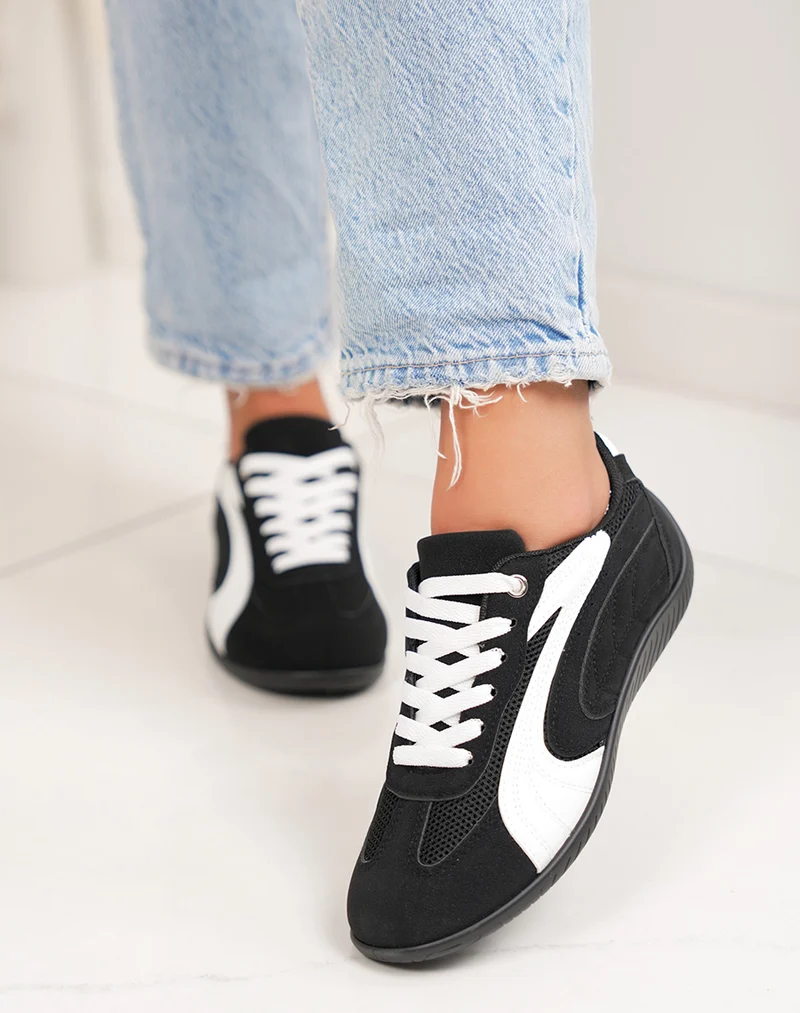 Basket femme noire tendance empiècements blancs sport chic confortable