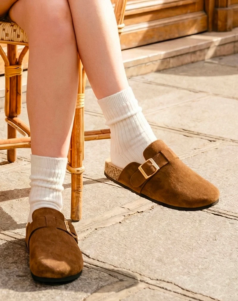 Mules femme marron clair en suédine avec boucle dorée