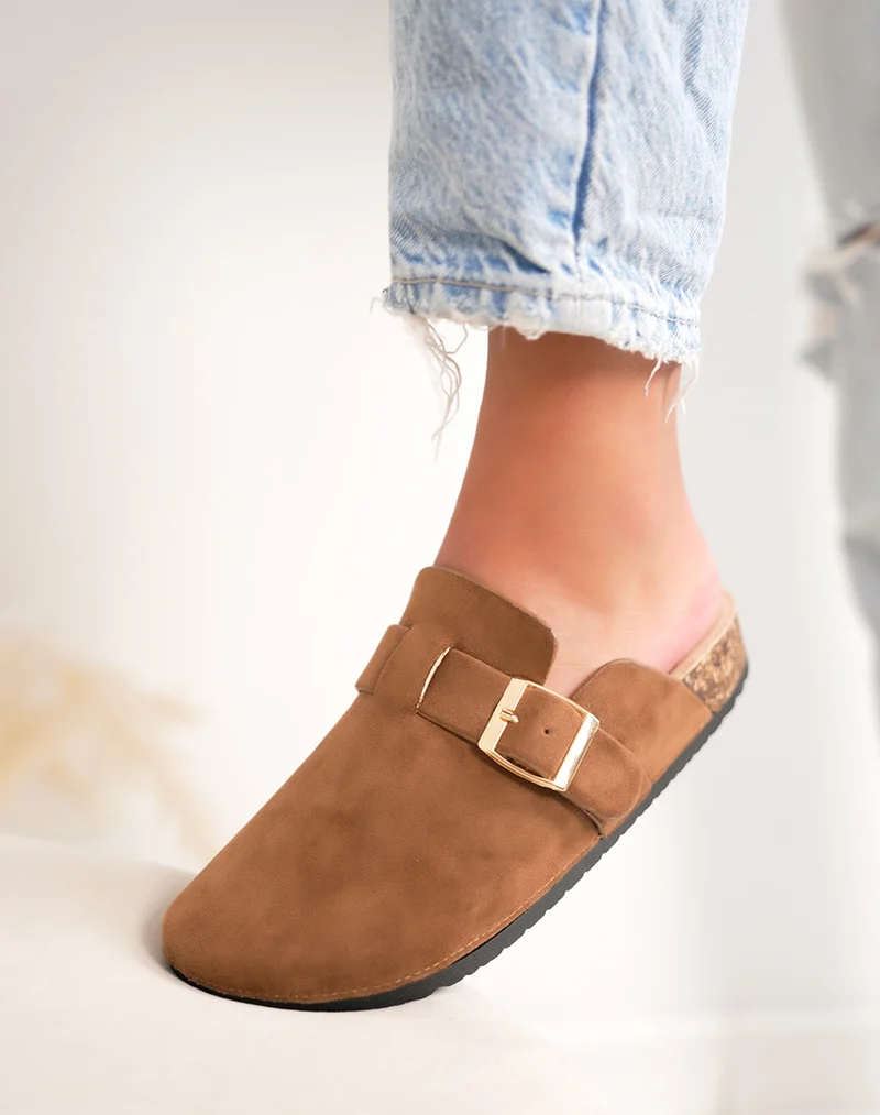 Mules femme marron clair en suédine avec boucle dorée