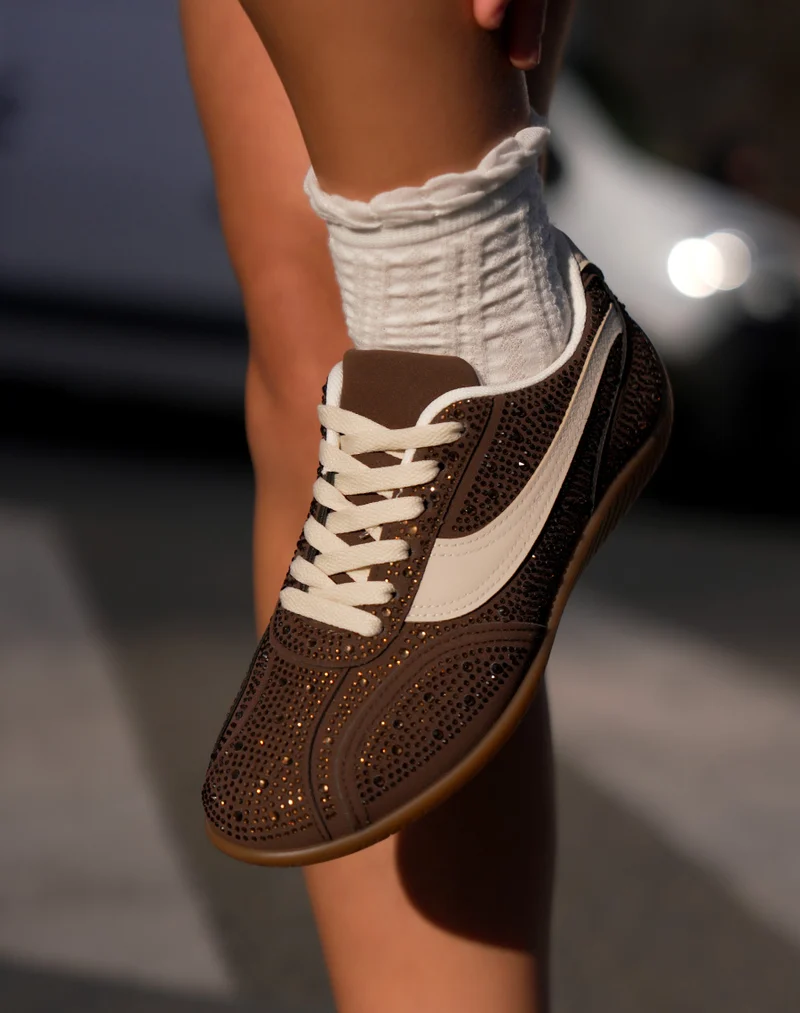 Basket femme marron tendance à strass avec empiècements beiges et lacets assortis