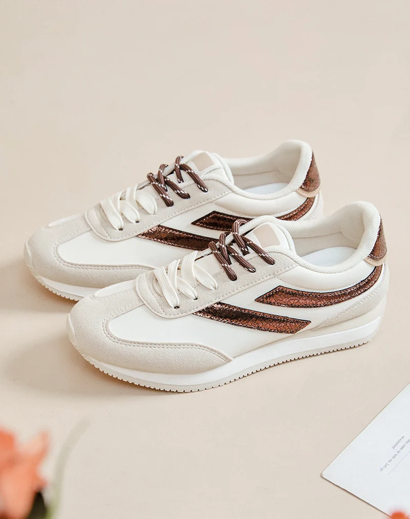 Baskets femme beige avec empiècements marron métallisé et double lacets