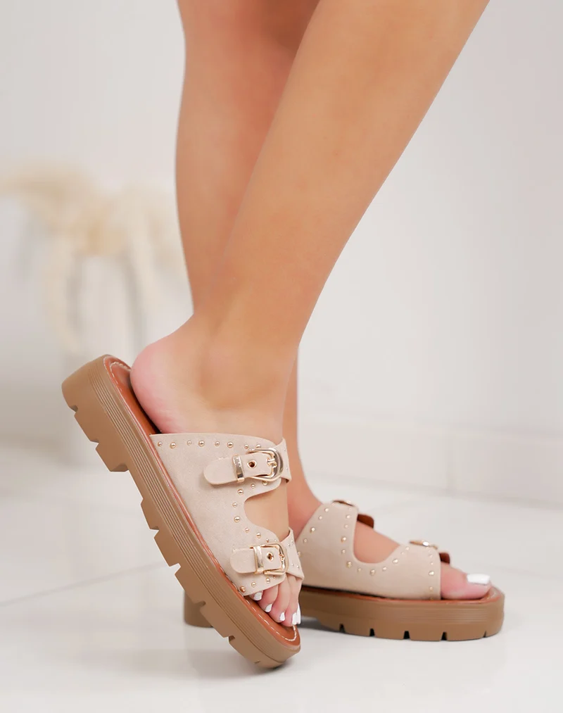 Mules femme beige en suédine avec semelle crantée et boucles dorées élégantes