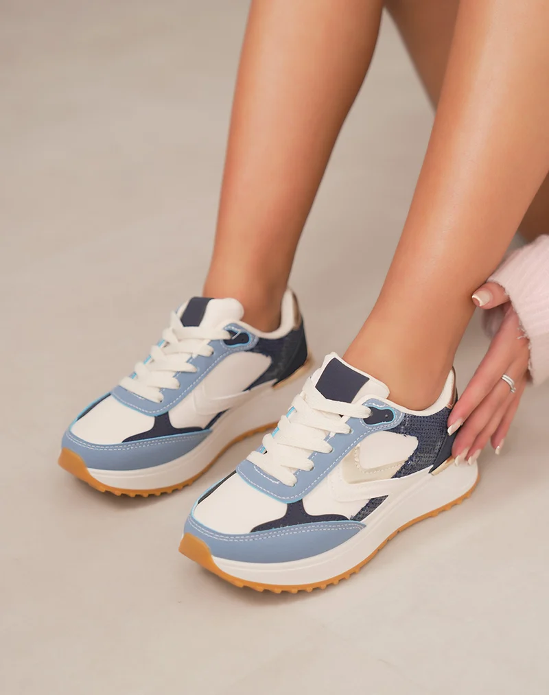 Basket femme blanche avec empiècement bleu clair bleu marine croco et détail doré