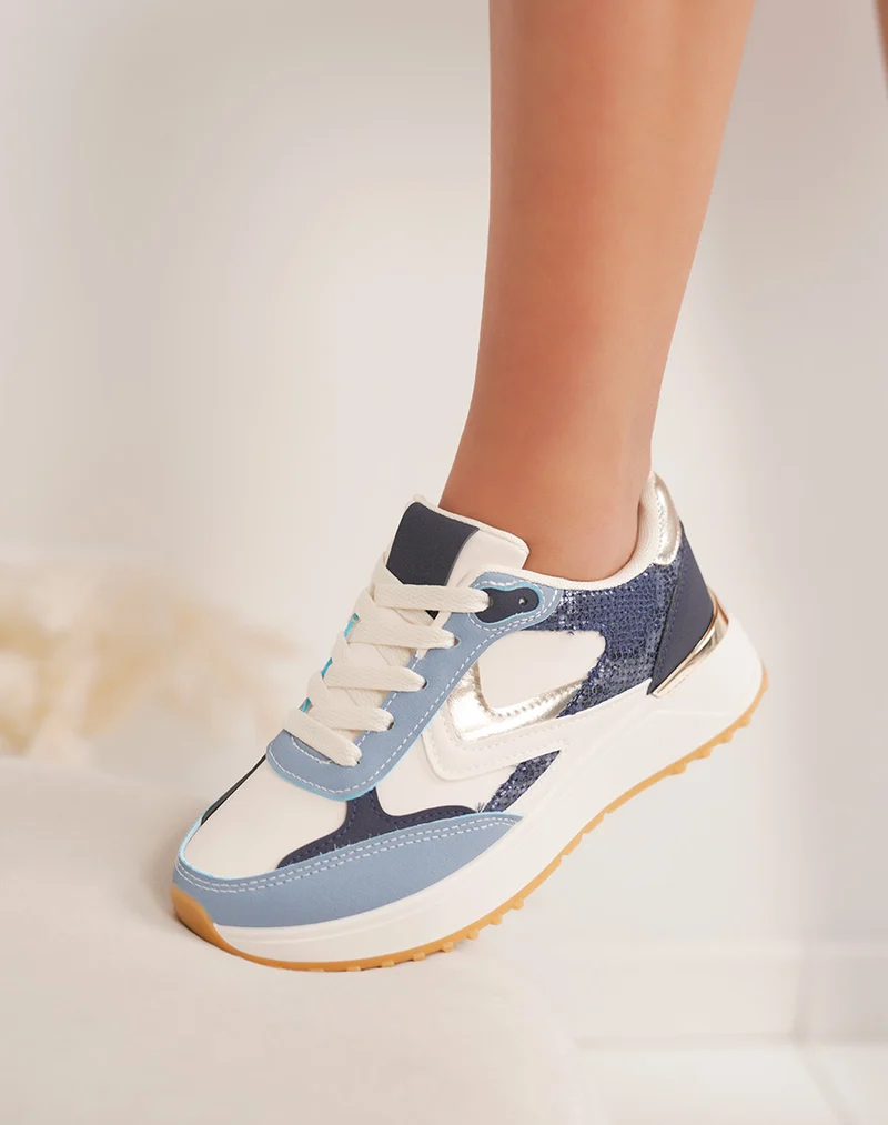 Basket femme blanche avec empiècement bleu clair bleu marine croco et détail doré