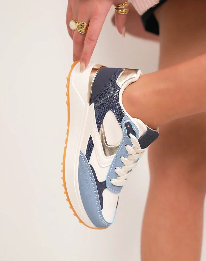 Basket femme blanche avec empiècement bleu clair bleu marine croco et détail doré