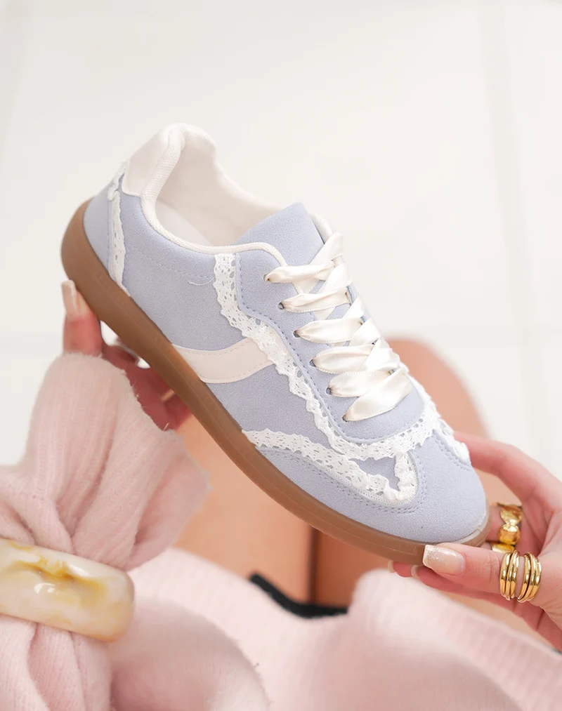 Basket femme bleu pastel en peau de pêche avec dentelle blanche et semelle gomme