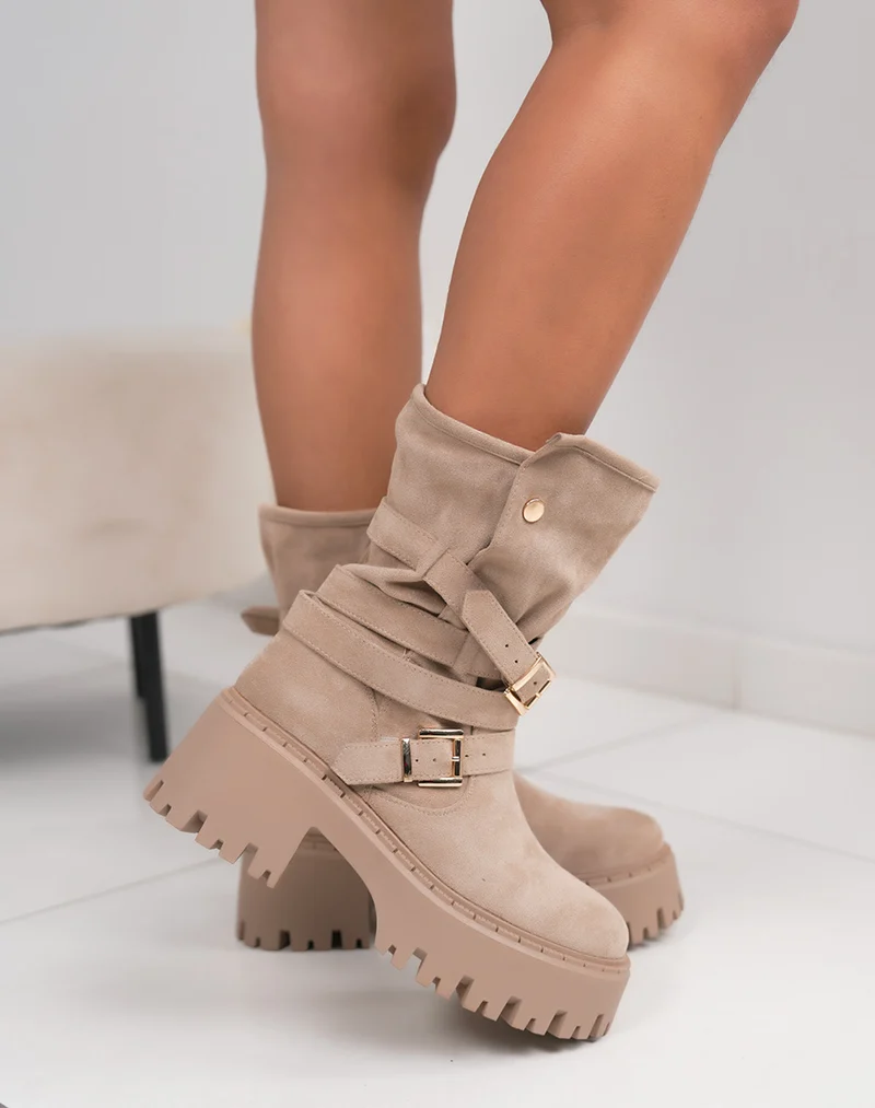 Bottines femme beige tendance avec semelle crantée et boucles dorées