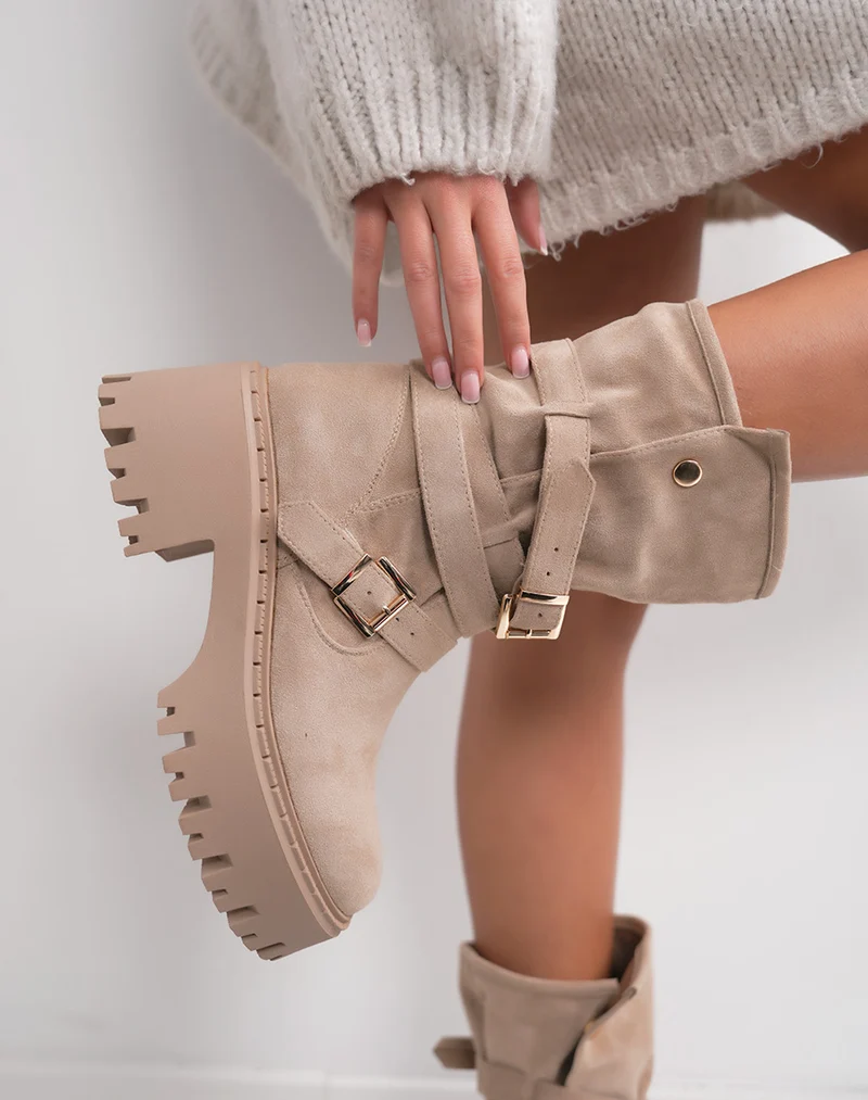 Bottines femme beige tendance avec semelle crantée et boucles dorées