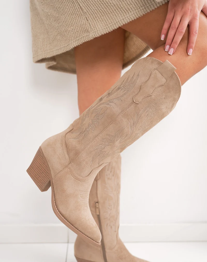 Bottes femme beige style santiag à bout pointu, talon biseauté et broderies