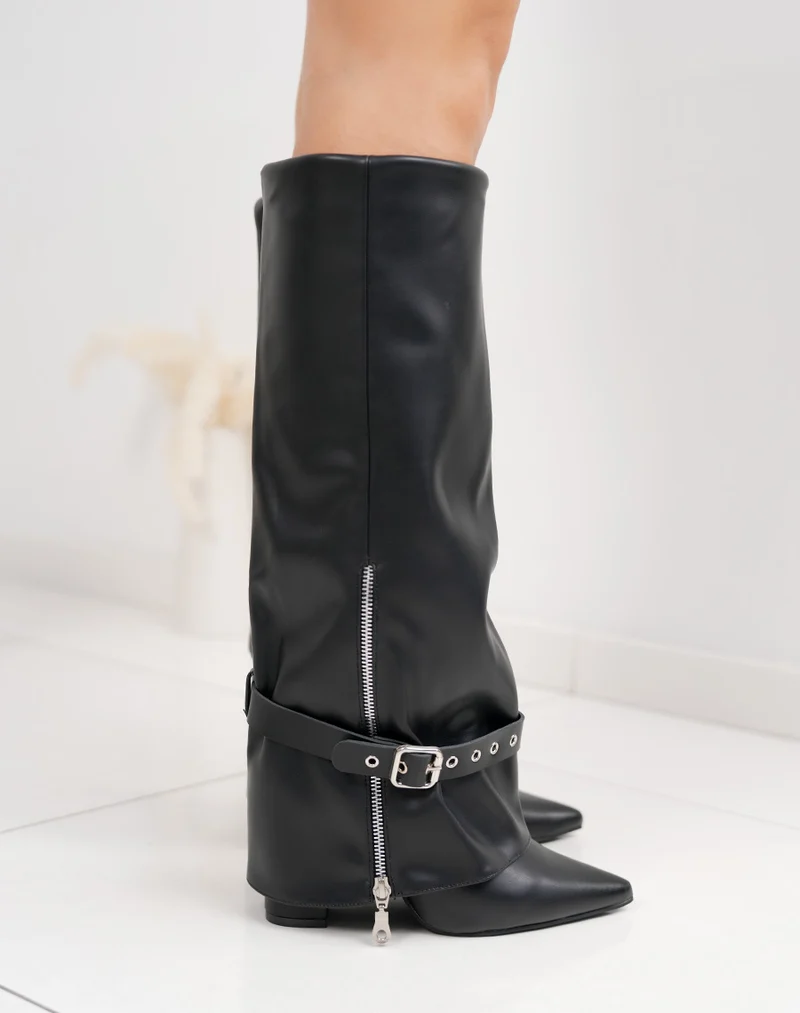 Bottes femme noires à talon haut, bout pointu avec lanière argentée et zip