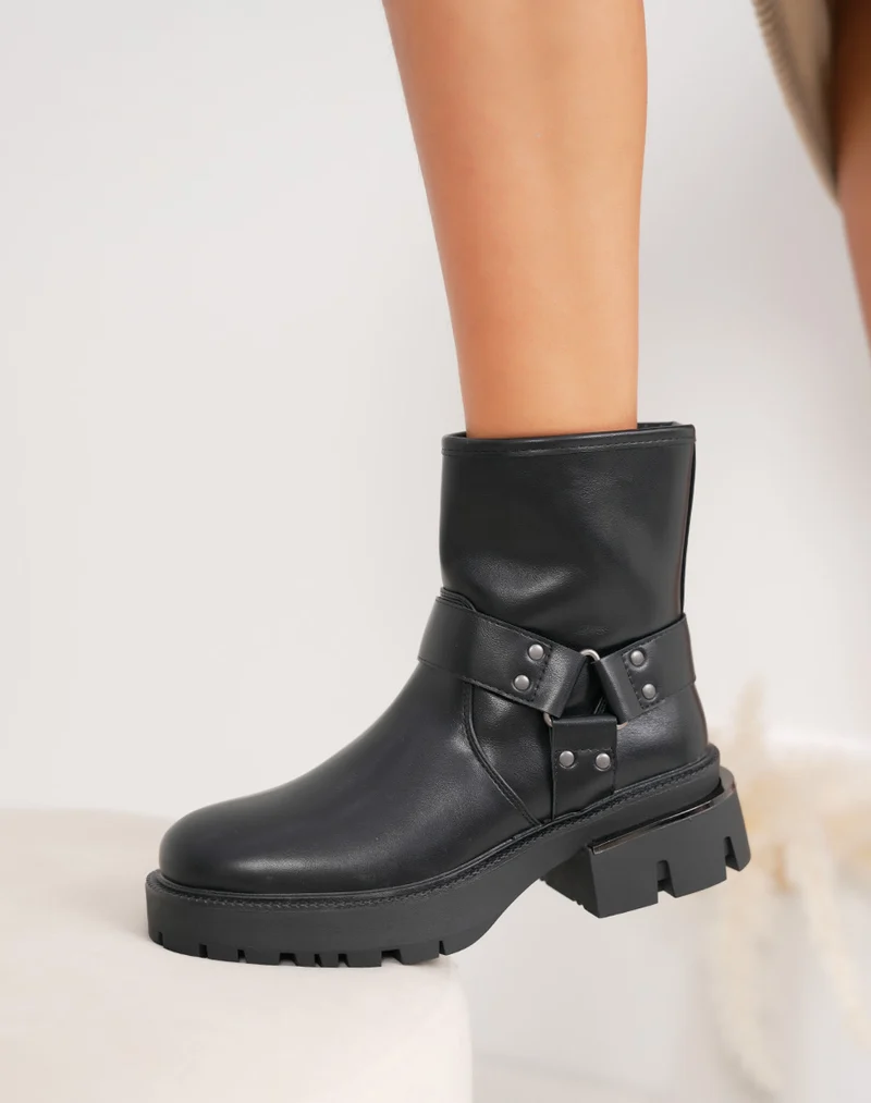 Bottines femme noires à semelle crantée, fourrées avec lanières décoratives et talon épais