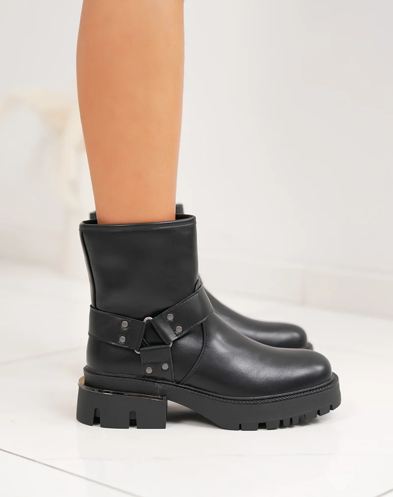 Bottines femme noires à semelle crantée, fourrées avec lanières décoratives et talon épais