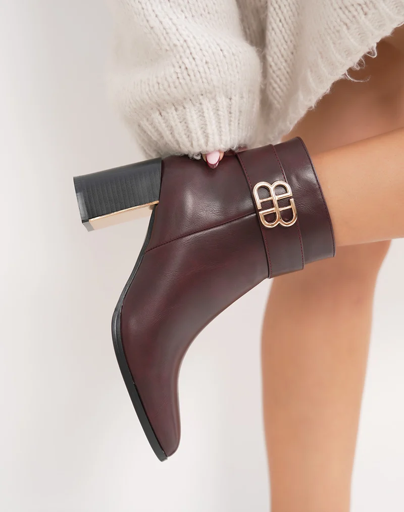 Bottines femme bordeaux à talon carré, élégantes avec boucle dorée et finition raffinée