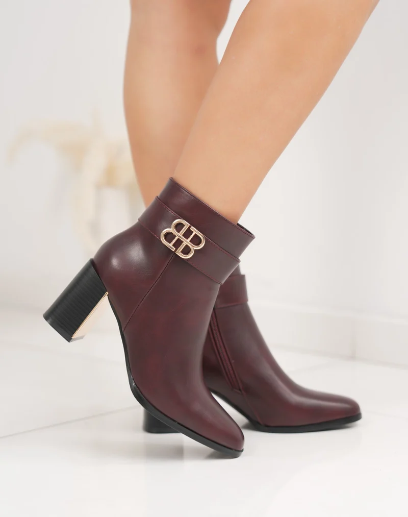 Bottines femme bordeaux à talon carré, élégantes avec boucle dorée et finition raffinée