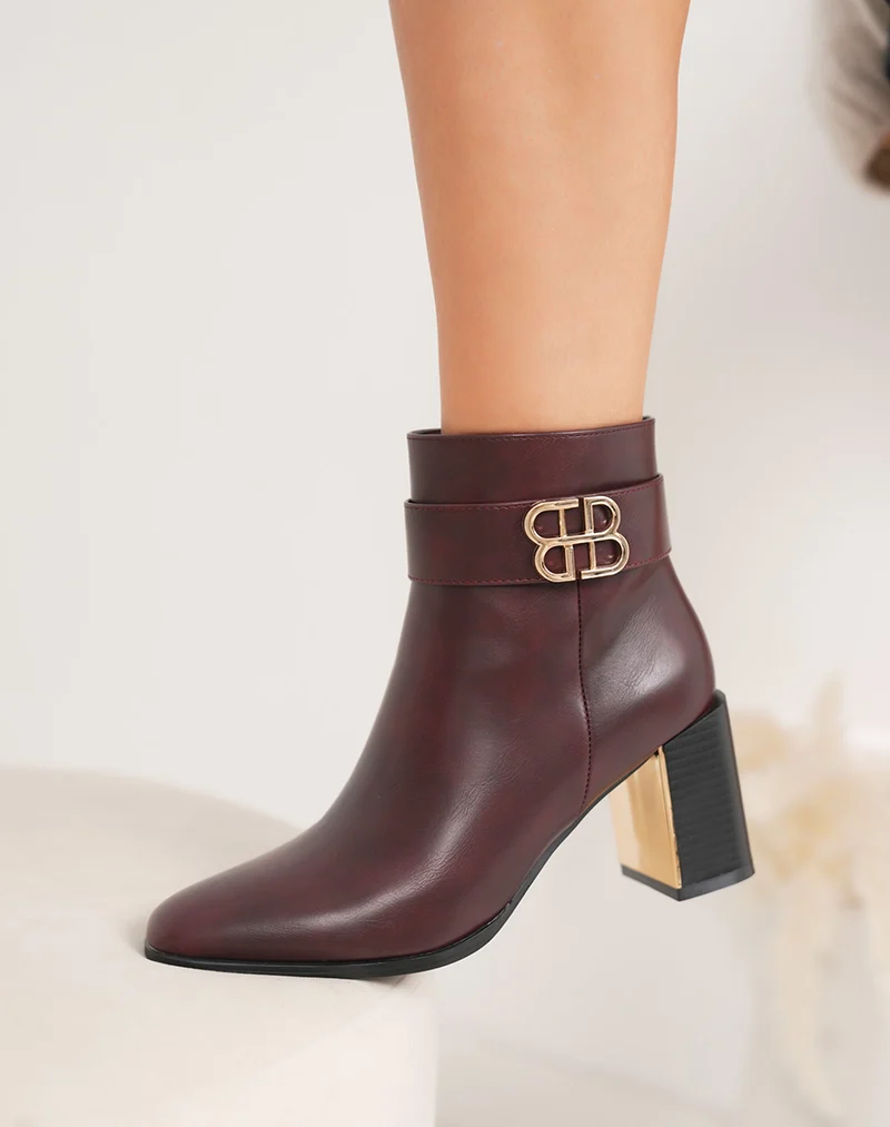 Bottines femme bordeaux à talon carré, élégantes avec boucle dorée et finition raffinée