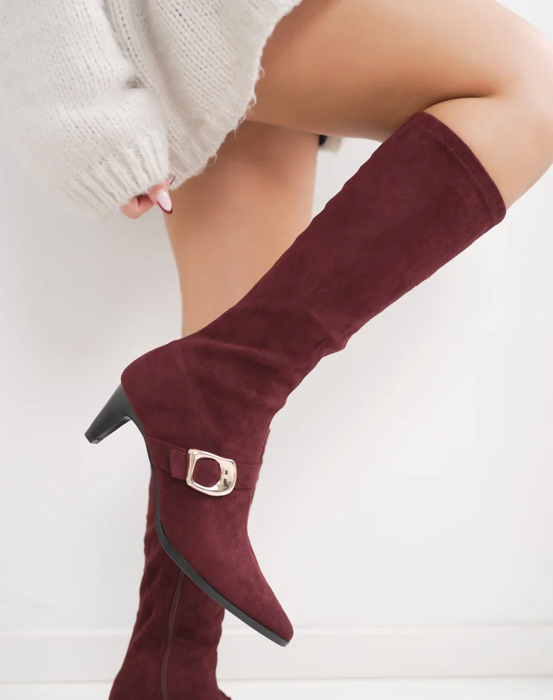 Bottes femme bordeaux en suédine, élégantes à petit talon et boucle dorée tendance