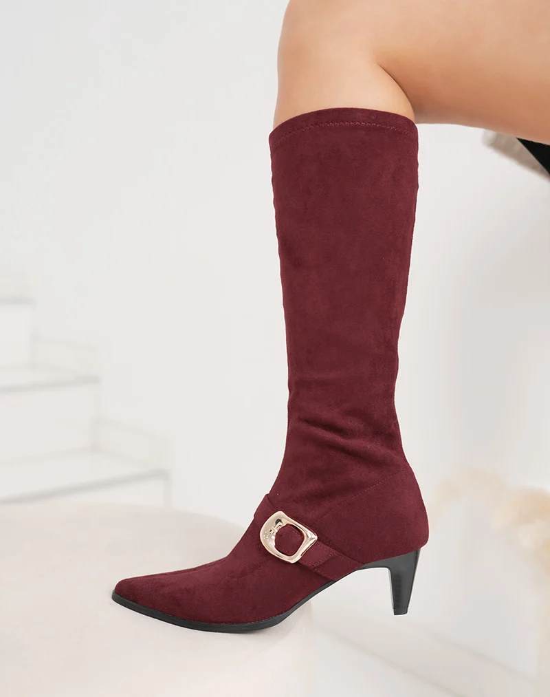 Bottes femme bordeaux en suédine, élégantes à petit talon et boucle dorée tendance