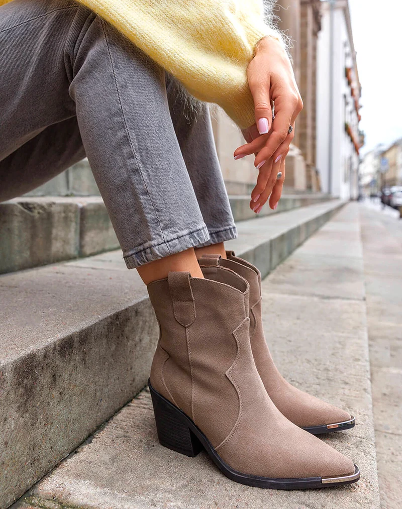 Bottines en cuir beige santiag à talon biseauté et bout pointu