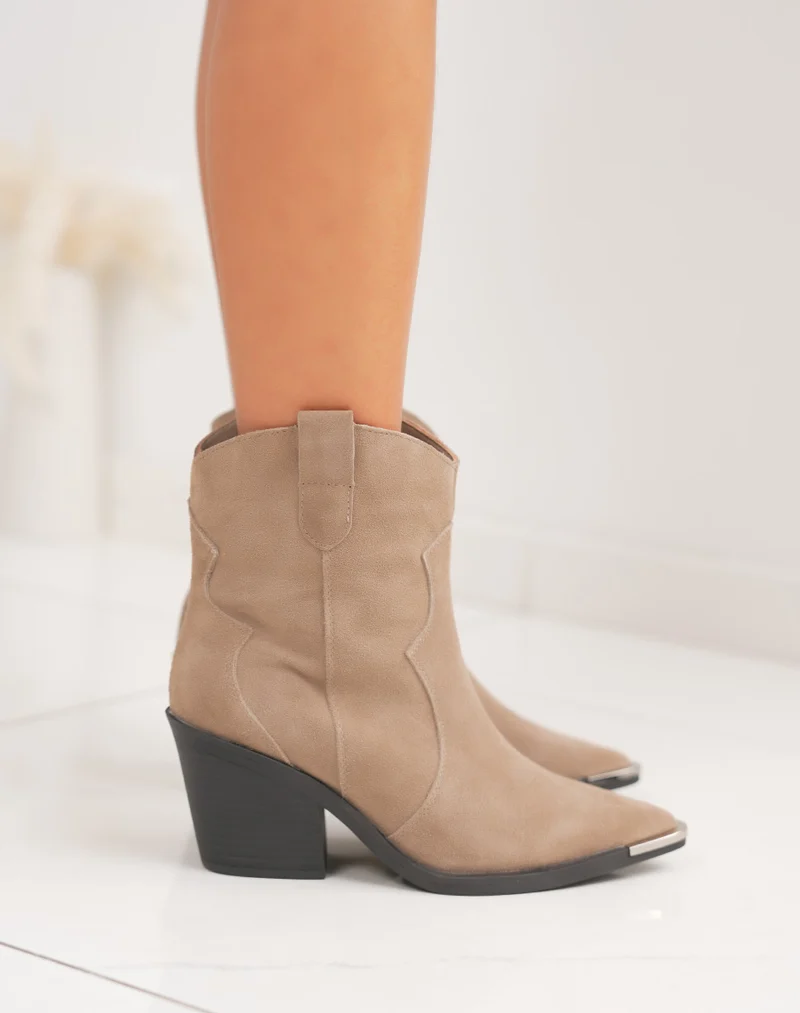 Bottines en cuir beige santiag à talon biseauté et bout pointu
