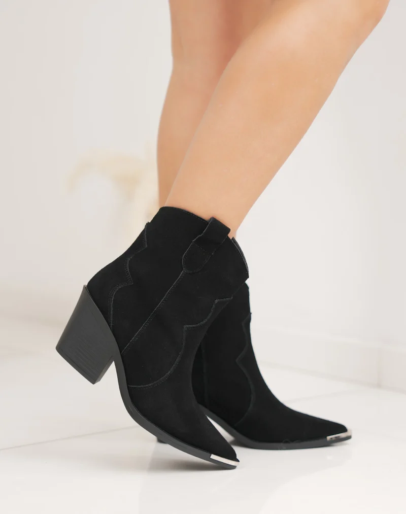 Bottines en cuir noir santiag à talon biseauté et bout pointu avec détail argenté