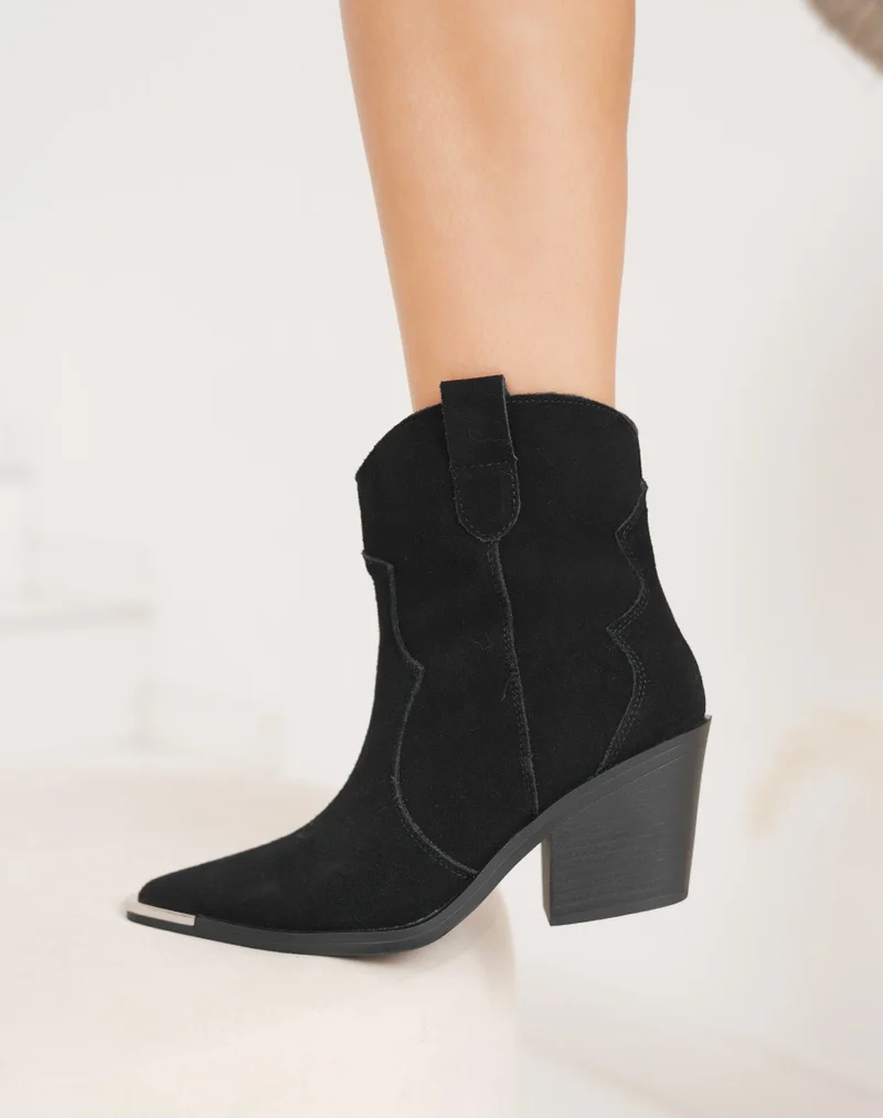 Bottines en cuir noir santiag à talon biseauté et bout pointu avec détail argenté