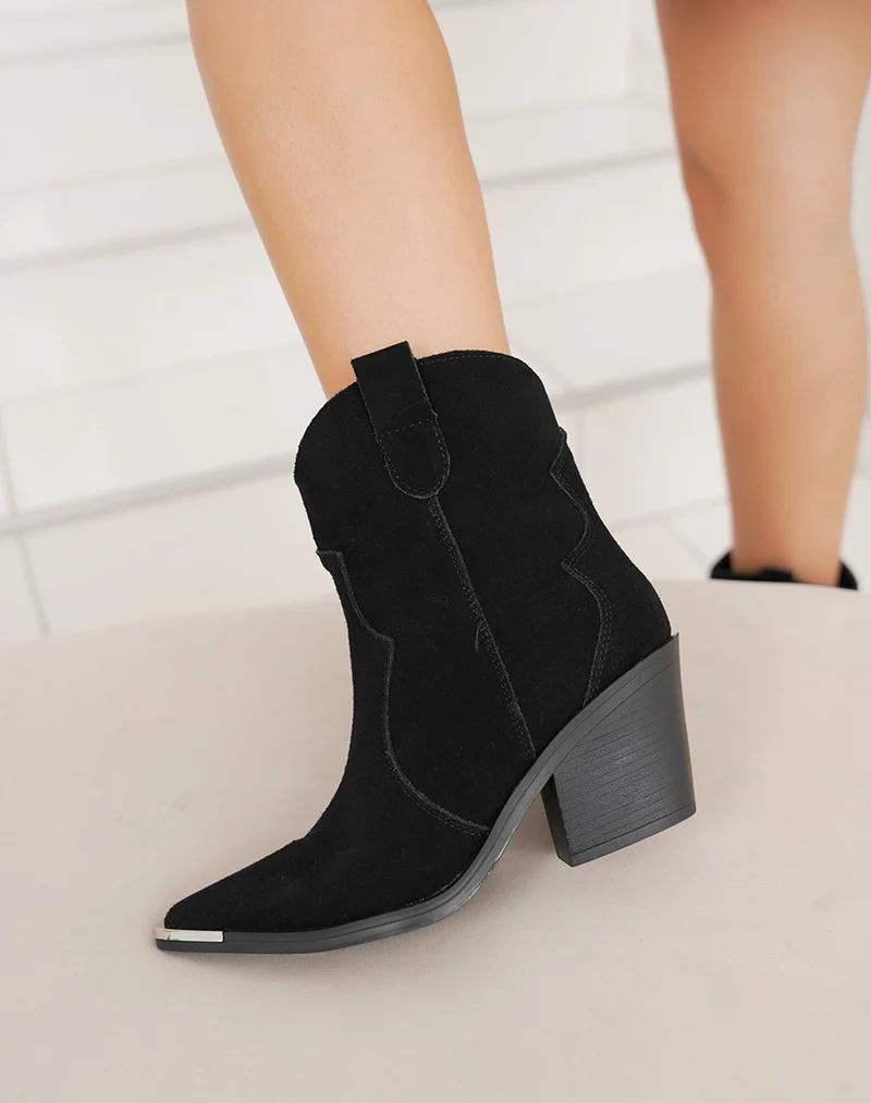 Bottines en cuir noir santiag à talon biseauté et bout pointu avec détail argenté