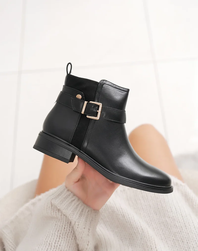 Bottines femme noires bi-matière à petit talon avec boucle dorée élégante