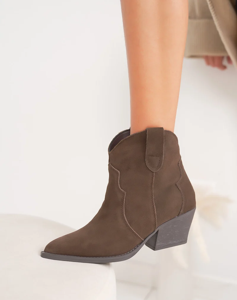 Bottines femme en cuir marron style santiag à talon biseauté et intérieur fourré