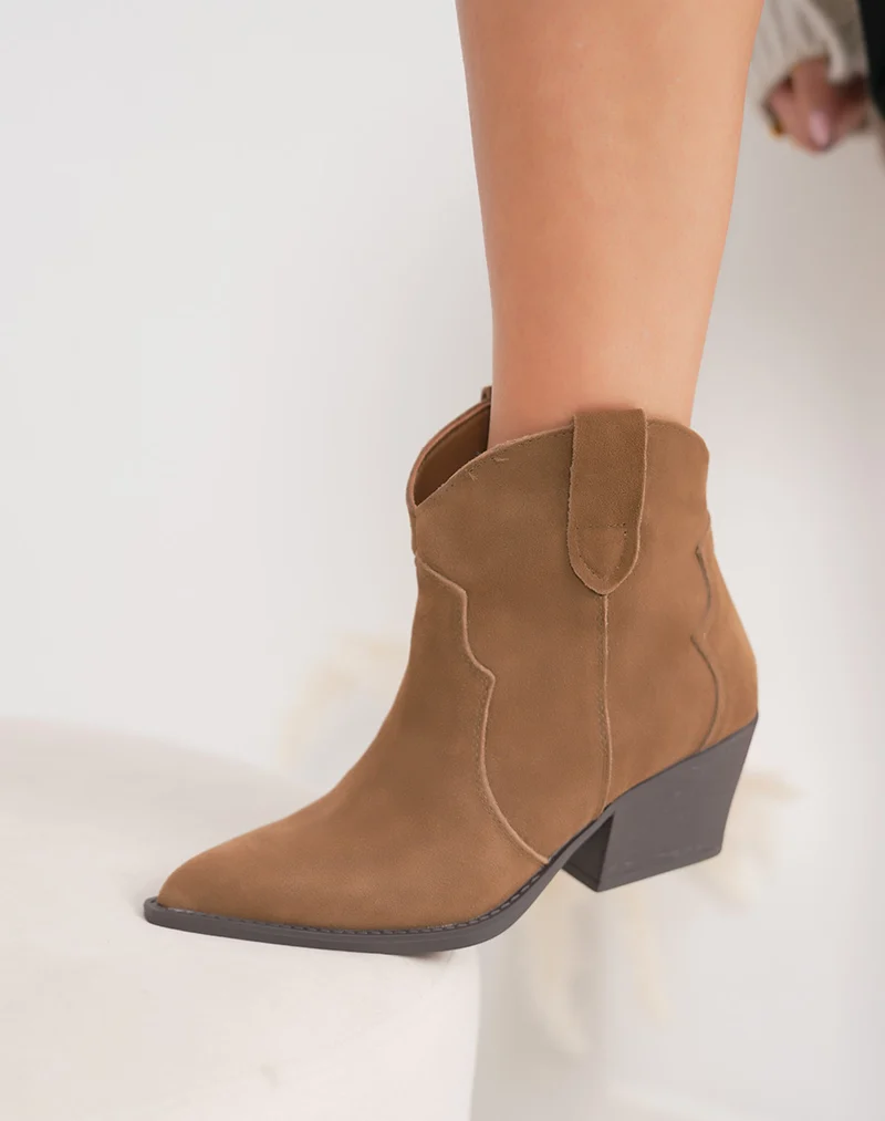 Bottines femme en cuir camel style santiag à talon biseauté et intérieur fourré