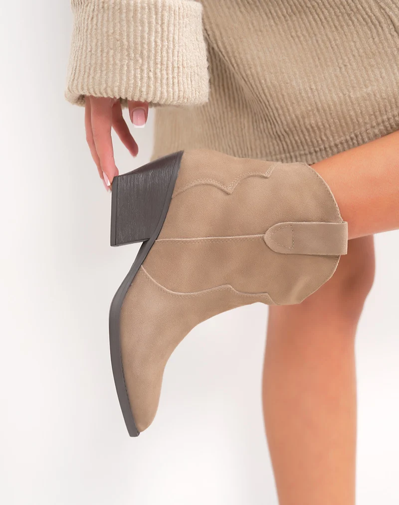 Bottines femme en cuir beige style santiag à talon biseauté et intérieur fourré
