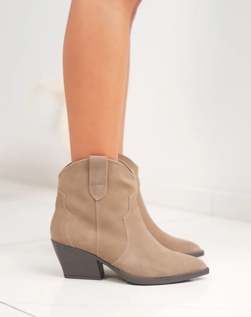 Bottines femme en cuir beige style santiag à talon biseauté et intérieur fourré