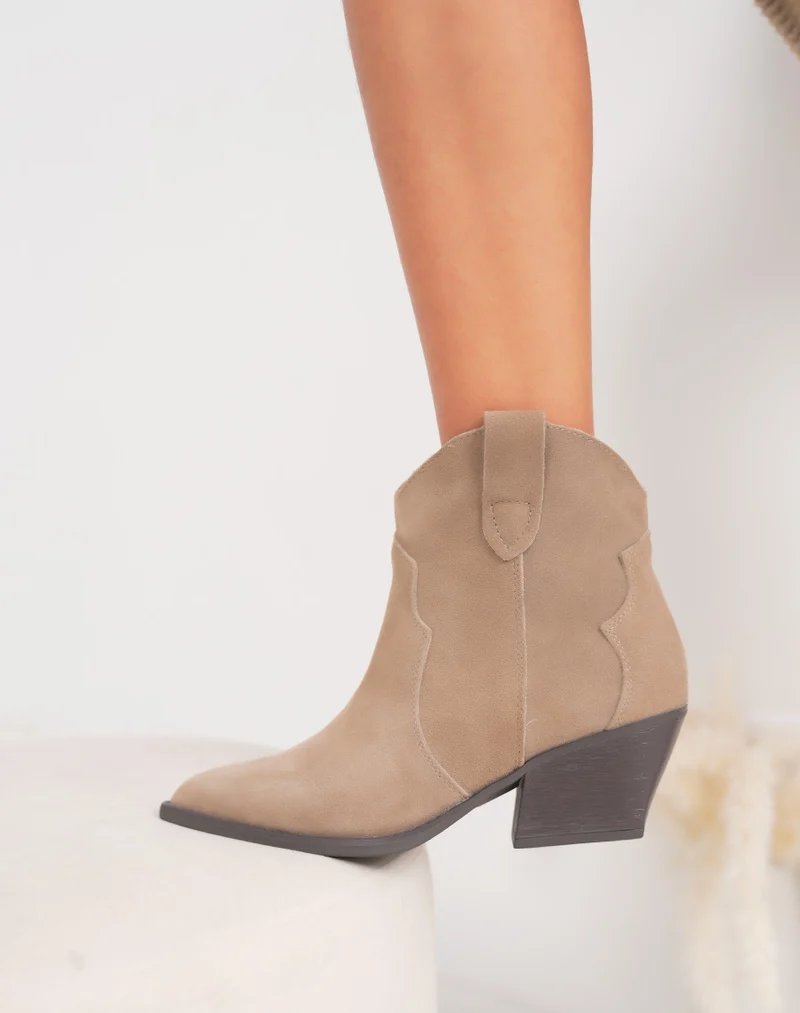 Bottines femme en cuir beige style santiag à talon biseauté et intérieur fourré