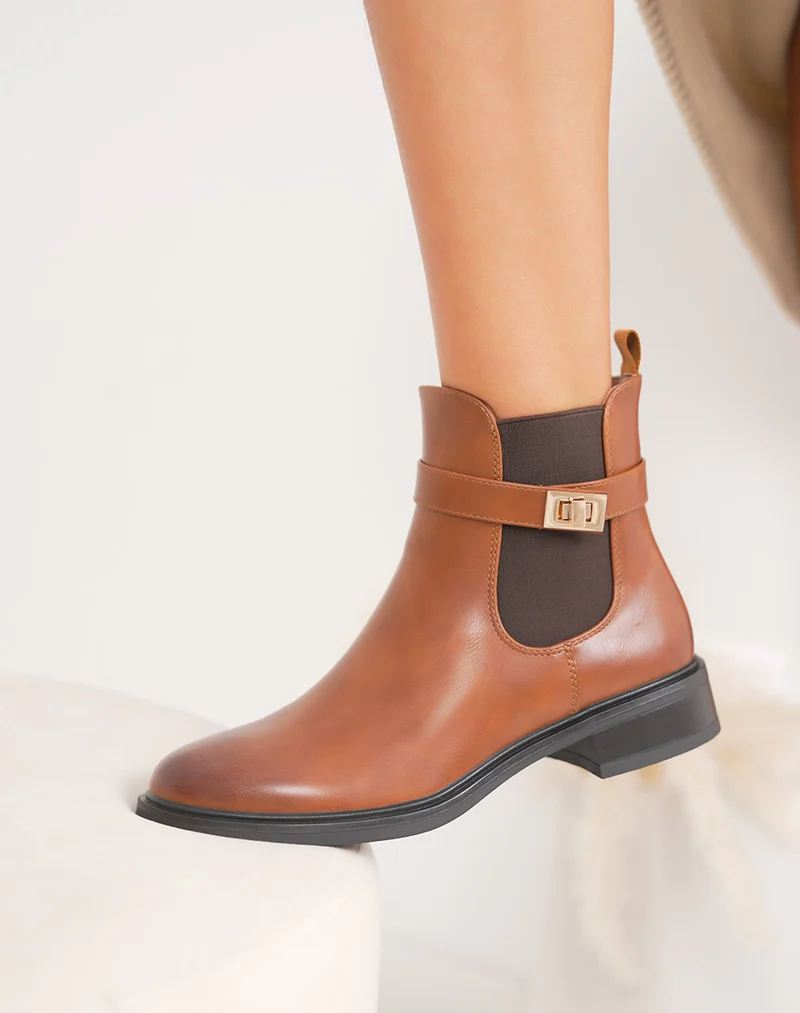Bottines camel chelsea avec boucle dorée décorative